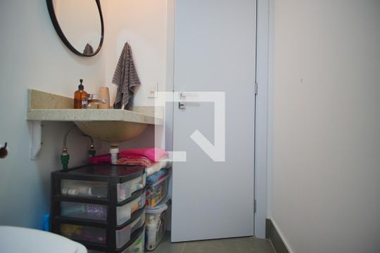 Banheiro da Suíte de apartamento à venda com 3 quartos, 67m² em São Sebastião, Porto Alegre