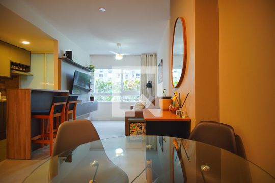 Sala de apartamento à venda com 3 quartos, 67m² em São Sebastião, Porto Alegre