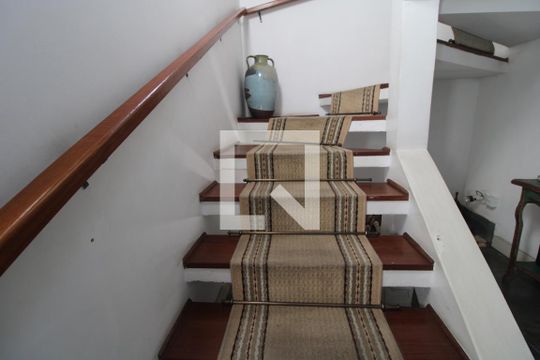 Escada de casa à venda com 3 quartos, 185m² em Parque do Castelo, São Paulo