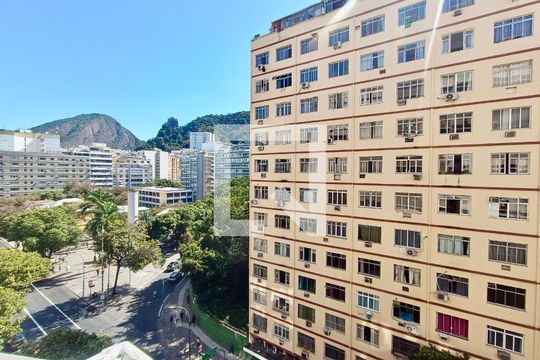 Sala vista de apartamento à venda com 4 quartos, 150m² em Copacabana, Rio de Janeiro