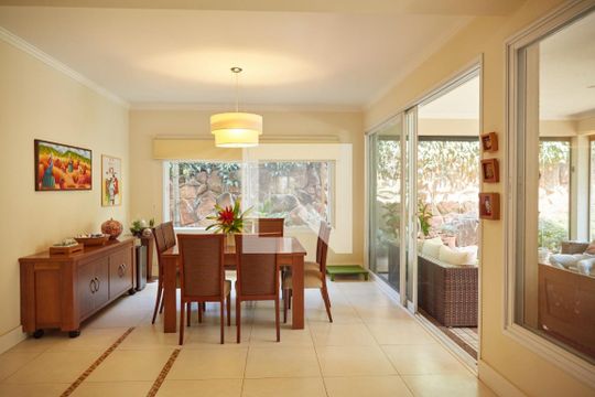 Sala de casa de condomínio à venda com 4 quartos, 550m² em Cidade Universitária, Campinas
