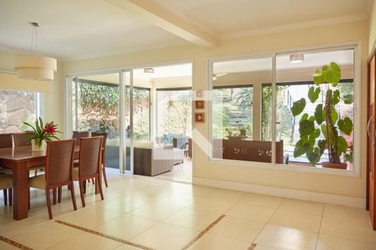 Sala de casa de condomínio à venda com 4 quartos, 550m² em Cidade Universitária, Campinas
