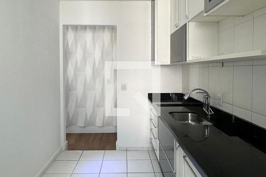 Cozinha de apartamento à venda com 2 quartos, 62m² em Jardim Tupanci, Barueri