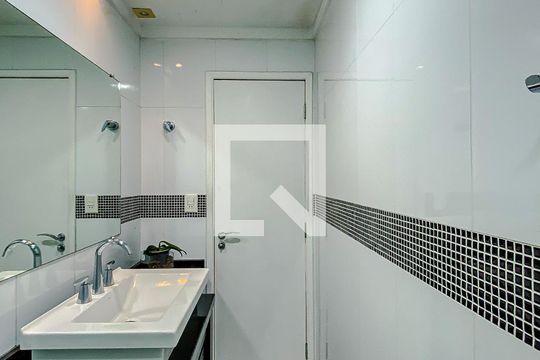 Banheiro de apartamento à venda com 3 quartos, 83m² em Vila Bertioga, São Paulo