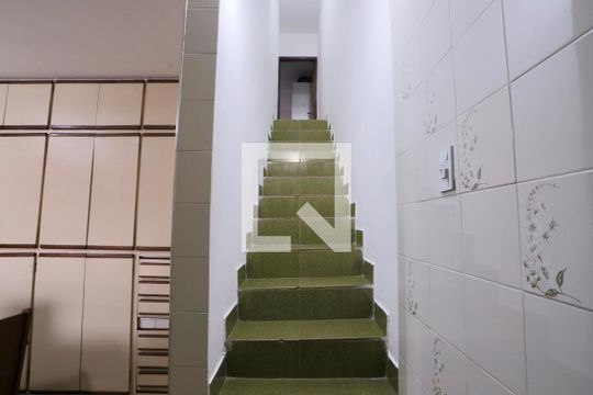 Escada de casa à venda com 6 quartos, 120m² em Parque Sevilha, São Paulo