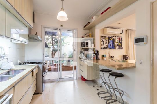 Cozinha de casa de condomínio à venda com 4 quartos, 210m² em Indianópolis, São Paulo