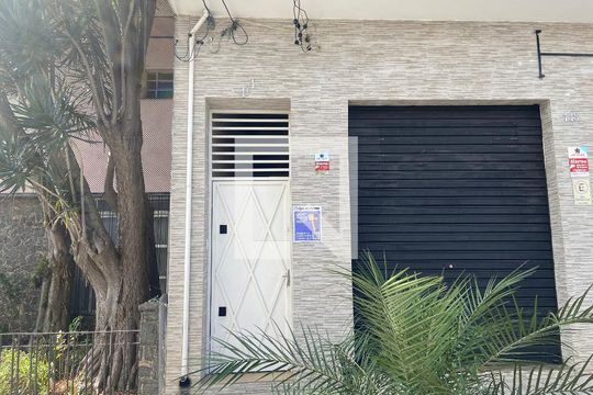 Fachada de casa para alugar com 1 quarto, 60m² em Vila Oratório, São Paulo