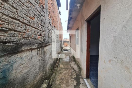 Corredor  de casa para alugar com 1 quarto, 25m² em Vila Nova Bonsucesso, Guarulhos