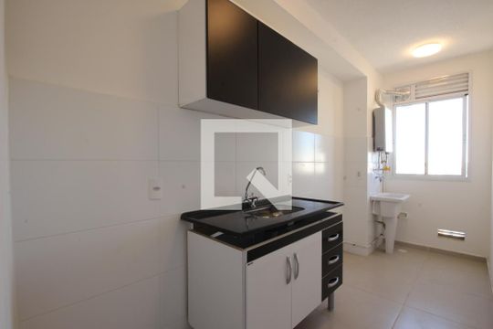 Cozinha de apartamento para alugar com 2 quartos, 42m² em Jardim Monte Alegre, Taboão da Serra