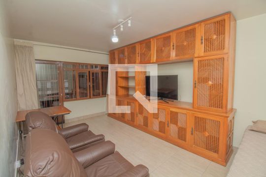 Casa à venda com 5 quartos, 310m² em Vila Tolstoi, São Paulo