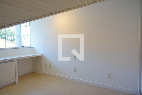 Sala 2 de casa de condomínio para alugar com 3 quartos, 120m² em Lagoa da Conceição, Florianópolis