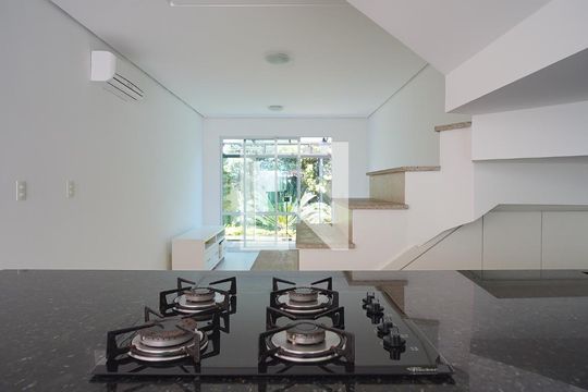 Cozinha de casa de condomínio para alugar com 3 quartos, 120m² em Lagoa da Conceição, Florianópolis