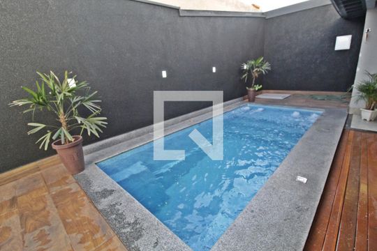 Piscina de casa para alugar com 4 quartos, 260m² em Granada, Uberlândia