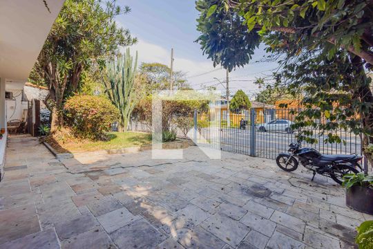 Garagem de casa à venda com 4 quartos, 690m² em Alto de Pinheiros, São Paulo