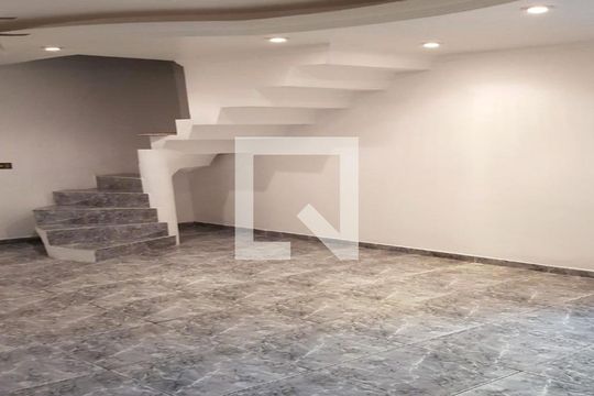 Casa à venda com 3 quartos, 324m² em Vila Carmosina, São Paulo