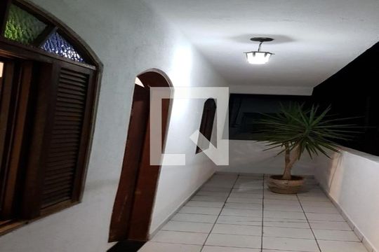 Casa à venda com 3 quartos, 324m² em Vila Carmosina, São Paulo