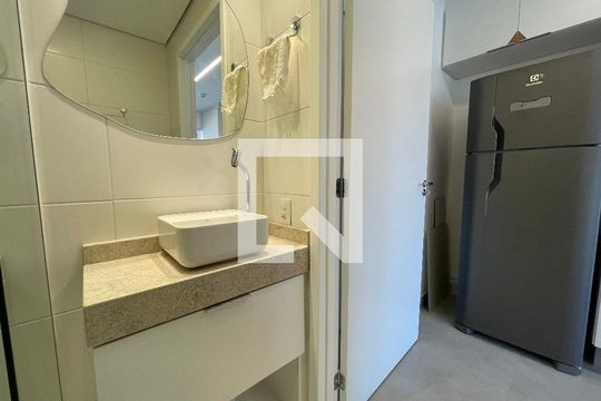 Banheiro de kitnet/studio para alugar com 1 quarto, 25m² em Butantã, São Paulo