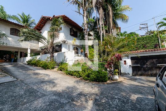 Fachada de casa à venda com 4 quartos, 300m² em São Lourenço, Niterói