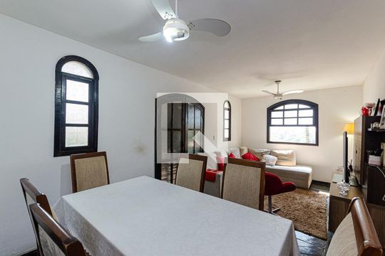 Sala de casa à venda com 4 quartos, 300m² em São Lourenço, Niterói
