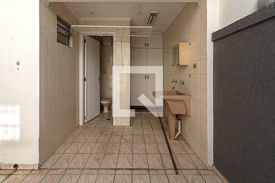Área de serviço de casa para alugar com 2 quartos, 150m² em Vila Brasilio Machado, São Paulo
