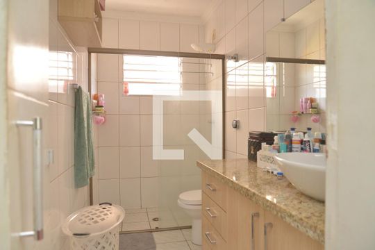 Banheiro da Suíte de casa à venda com 3 quartos, 168m² em Jardim Ocara, Santo André