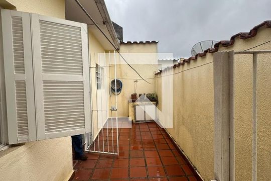 Área externa de casa à venda com 3 quartos, 133m² em Caxingui, São Paulo