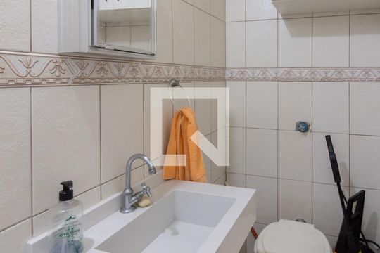 Banheiro de Serviço de casa à venda com 3 quartos, 125m² em Vila Galvão, Guarulhos