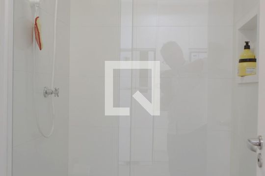 Banheiro de apartamento para alugar com 1 quarto, 29m² em Pinheiros, São Paulo