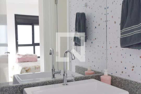 Banheiro de apartamento para alugar com 1 quarto, 29m² em Pinheiros, São Paulo
