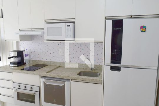 Cozinha de apartamento para alugar com 1 quarto, 29m² em Pinheiros, São Paulo