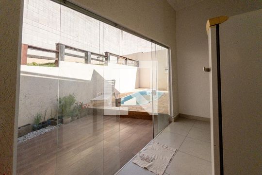 Área da piscina de casa de condomínio para alugar com 3 quartos, 199m² em Fazenda Santana, Valinhos