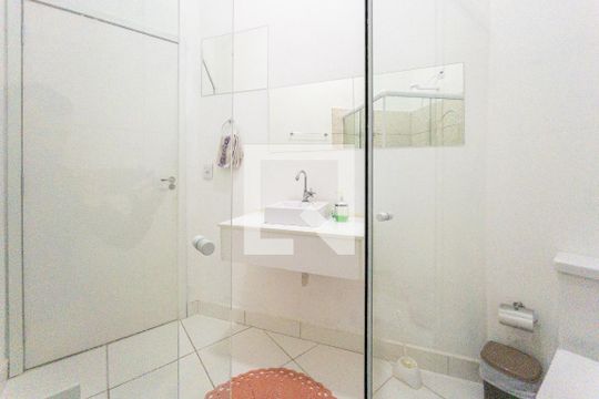 Banheiro social de casa de condomínio para alugar com 3 quartos, 199m² em Fazenda Santana, Valinhos