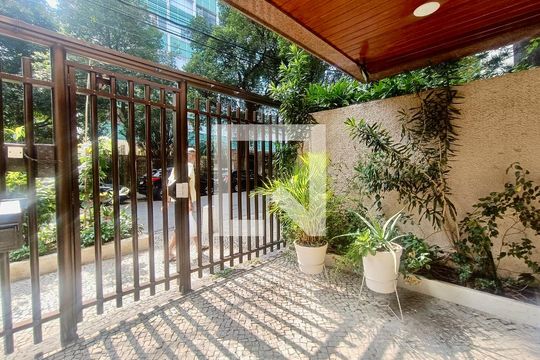 Fachada com cartaz QA na janela de apartamento à venda com 5 quartos, 230m² em Leblon, Rio de Janeiro