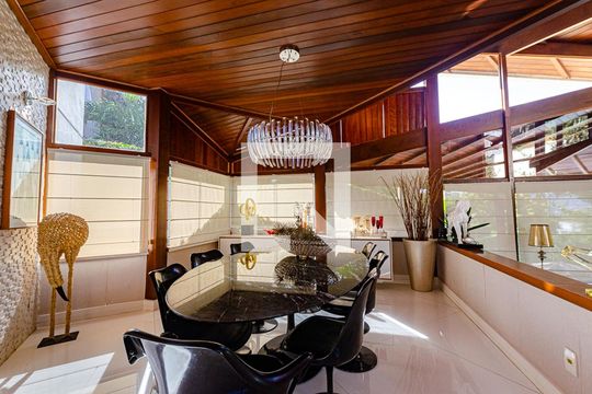 Sala de casa à venda com 4 quartos, 600m² em Engenho do Mato, Niterói