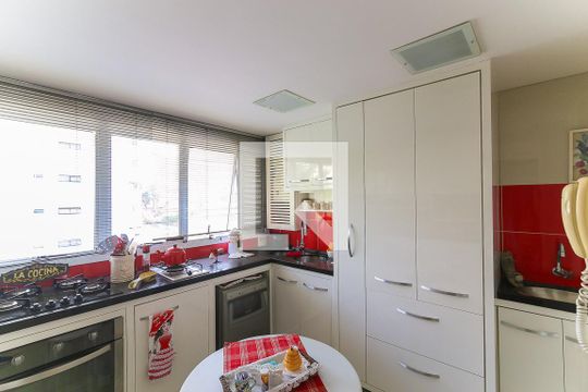 Cozinha de apartamento à venda com 2 quartos, 135m² em Real Parque, São Paulo