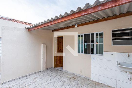 Área de Serviço e quintal de casa para alugar com 2 quartos, 56m² em Parque Peruche, São Paulo
