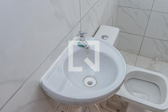 Banheiro de casa para alugar com 2 quartos, 56m² em Parque Peruche, São Paulo
