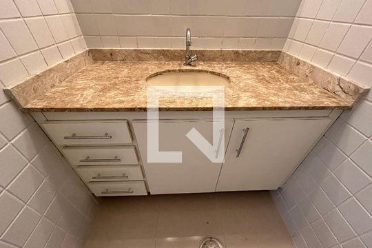 Banheiro de apartamento para alugar com 2 quartos, 58m² em Alto de Pinheiros, São Paulo