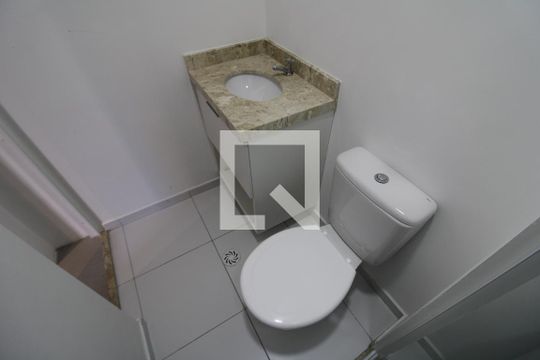 Banheiro de kitnet/studio para alugar com 1 quarto, 25m² em Santana, São Paulo
