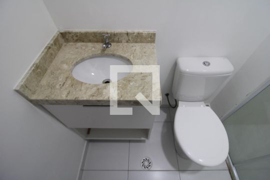 Banheiro de kitnet/studio para alugar com 1 quarto, 25m² em Santana, São Paulo
