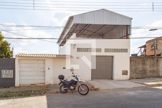 Fachada de casa à venda com 6 quartos, 360m² em Minas Caixa, Belo Horizonte