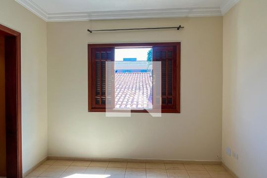 Suíte de casa à venda com 5 quartos, 220m² em Jardim Santo Elias, São Paulo