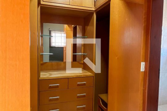 Closet da suíte de casa à venda com 5 quartos, 220m² em Jardim Santo Elias, São Paulo