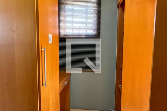 Closet da suíte de casa à venda com 5 quartos, 220m² em Jardim Santo Elias, São Paulo