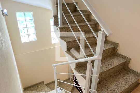 Escada de casa à venda com 5 quartos, 220m² em Jardim Santo Elias, São Paulo