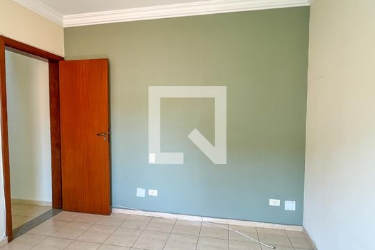 Suíte de casa à venda com 5 quartos, 220m² em Jardim Santo Elias, São Paulo