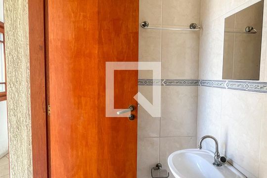 Banheiro Externo de casa à venda com 5 quartos, 220m² em Jardim Santo Elias, São Paulo