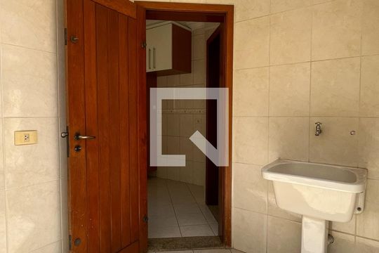 Quintal de casa à venda com 5 quartos, 220m² em Jardim Santo Elias, São Paulo
