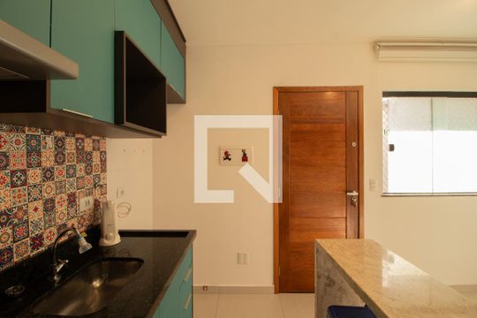 Sala e cozinha de kitnet/studio à venda com 1 quarto, 28m² em Vila Nivi, São Paulo