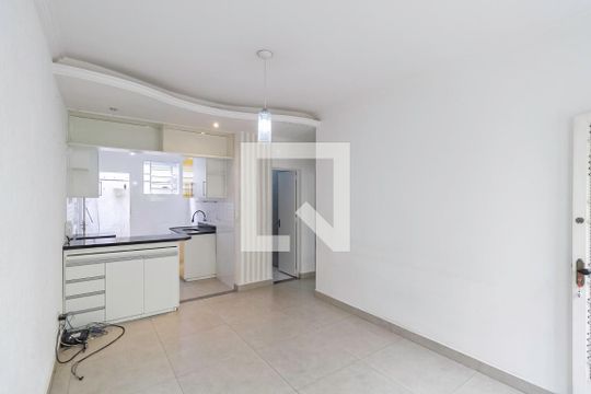 Sala de casa de condomínio à venda com 2 quartos, 89m² em Heliópolis, Belo Horizonte